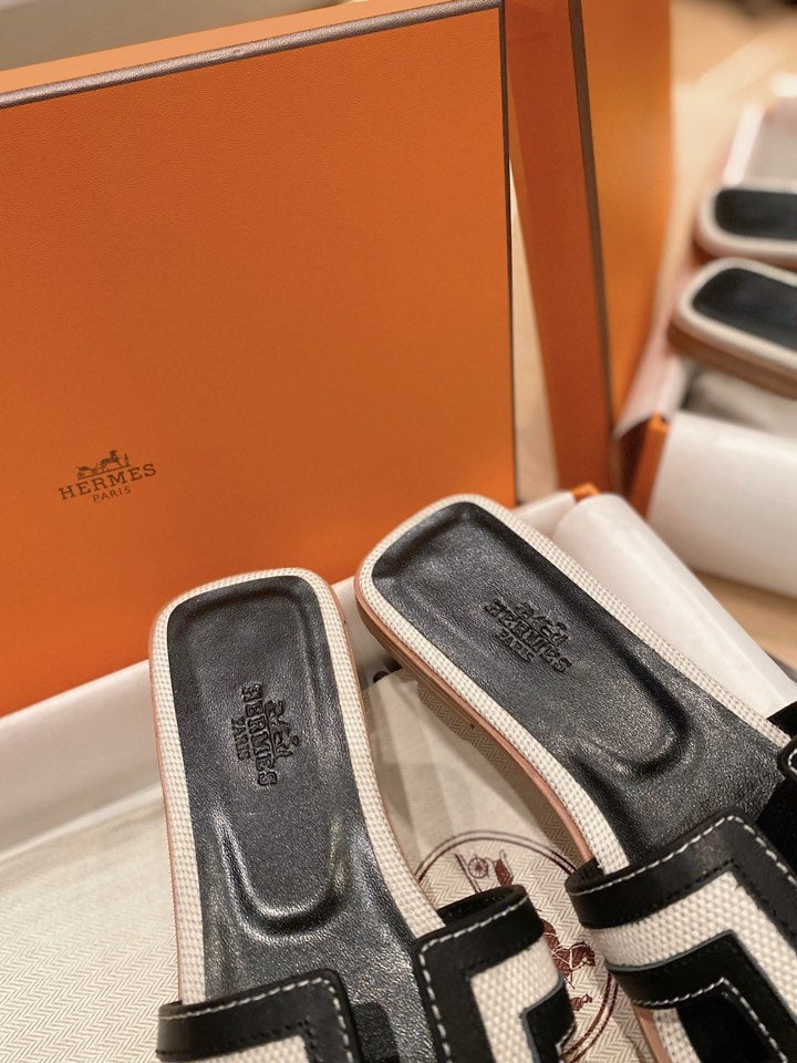 Hermes 0RAN Sandals in Black Calfskin and White Canvas