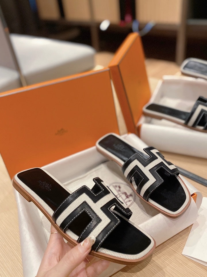 Hermes 0RAN Sandals in Black Calfskin and White Canvas