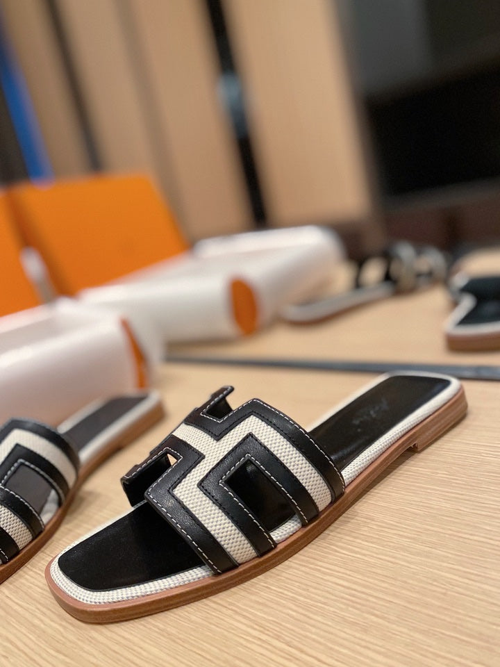Hermes 0RAN Sandals in Black Calfskin and White Canvas