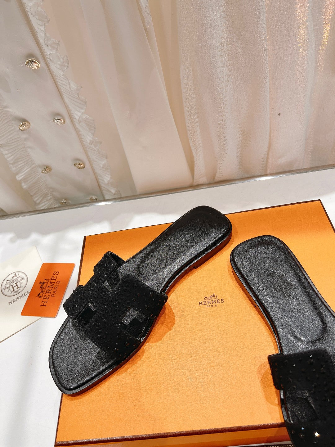 Hermes 0RAN Sandal Black Lambskin Attach Crystals-Black