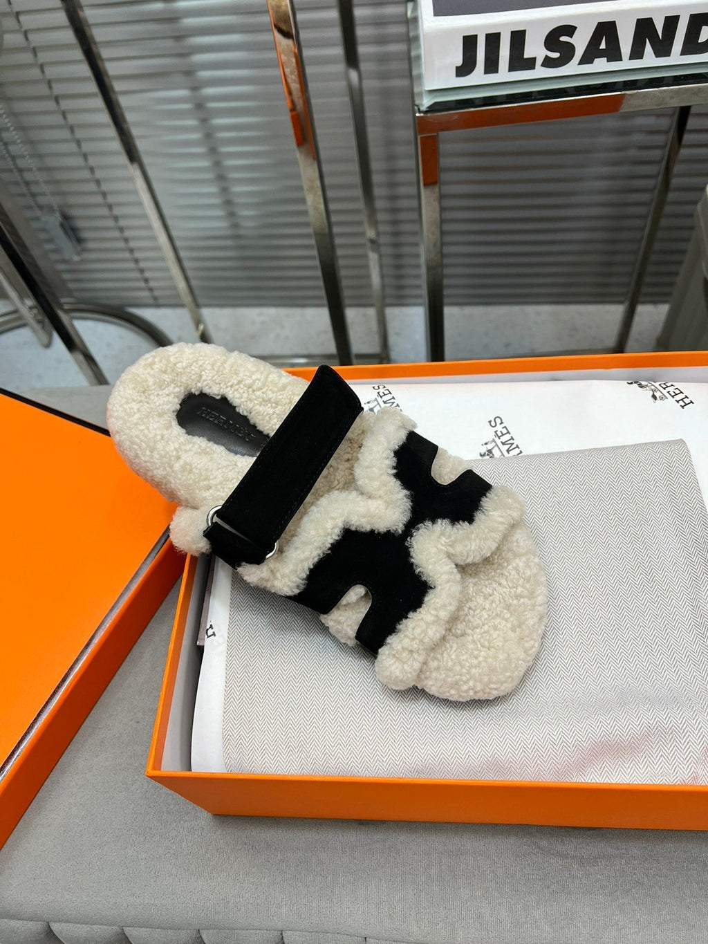 Hermes Chypre Slippers in Beige Lamb Wool and Black Suede