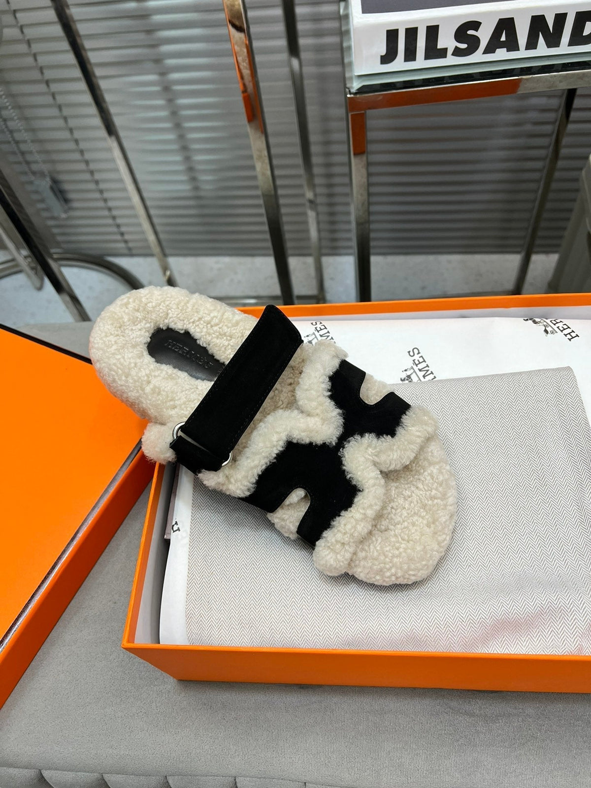 Hermes Chypre Slippers in Beige Lamb Wool and Black Suede