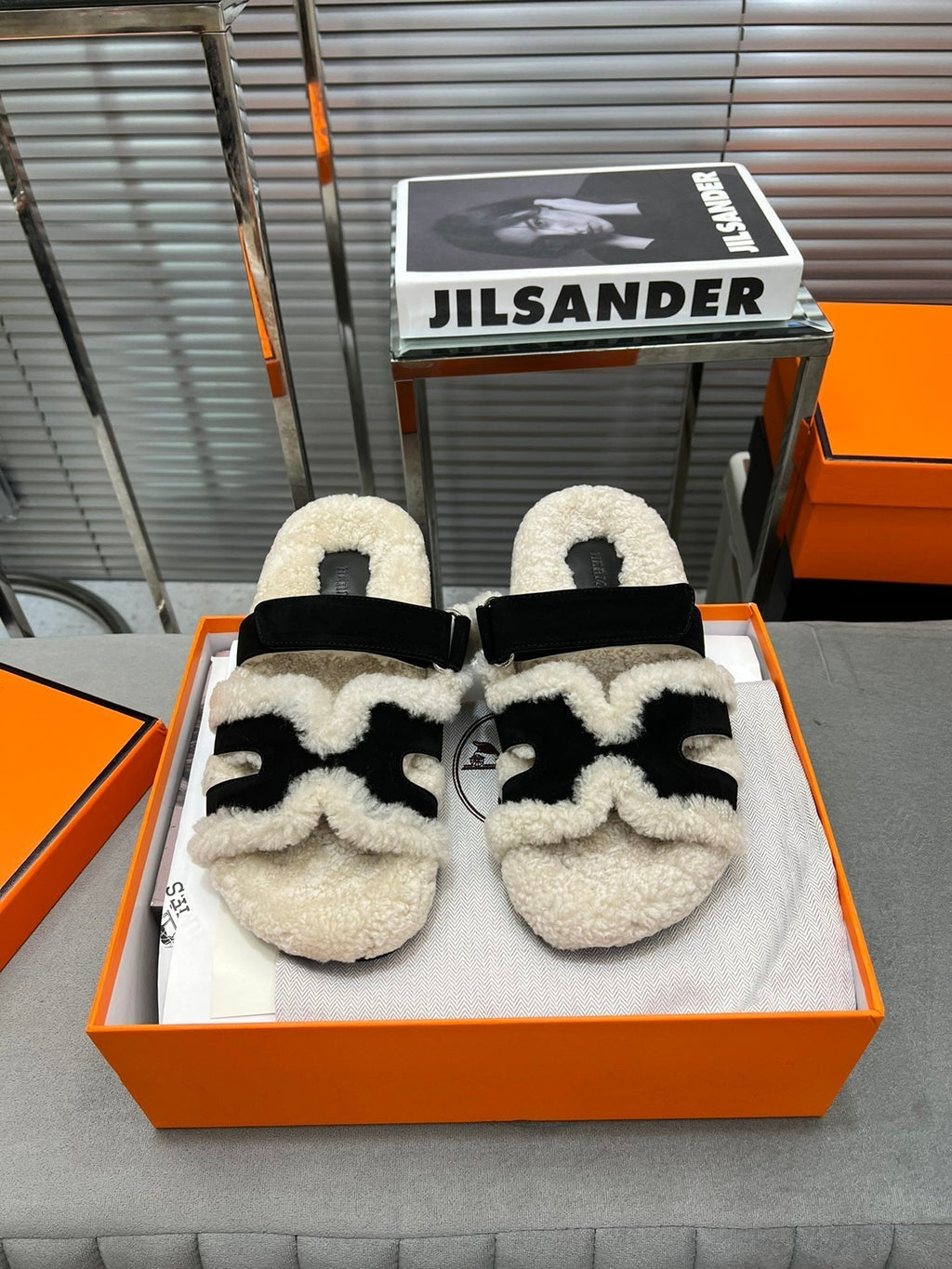Hermes Chypre Slippers in Beige Lamb Wool and Black Suede