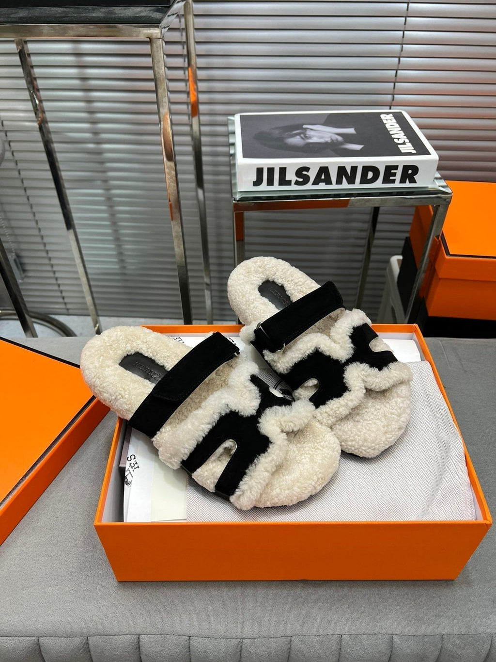 Hermes Chypre Slippers in Beige Lamb Wool and Black Suede