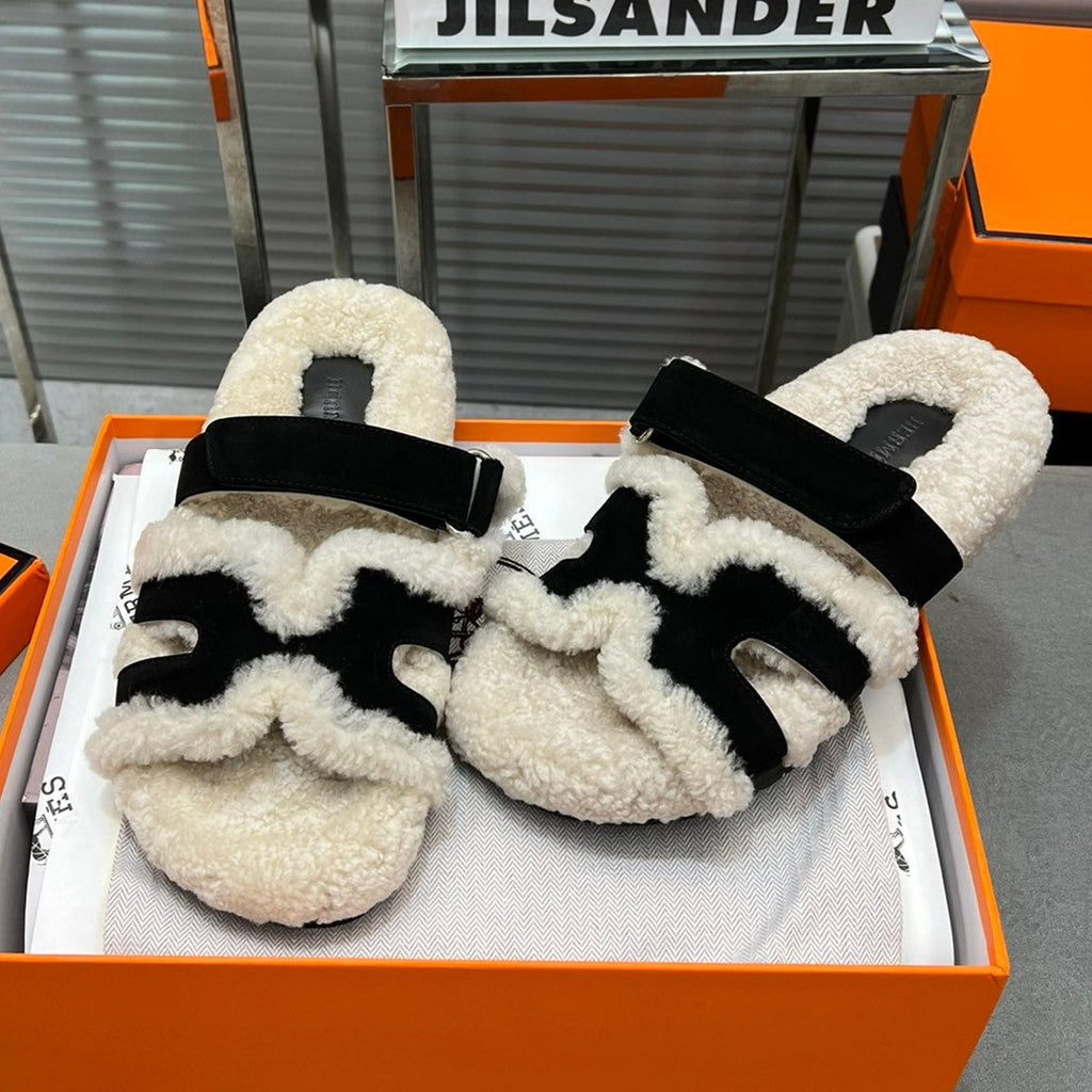 Hermes Chypre Slippers in Beige Lamb Wool and Black Suede