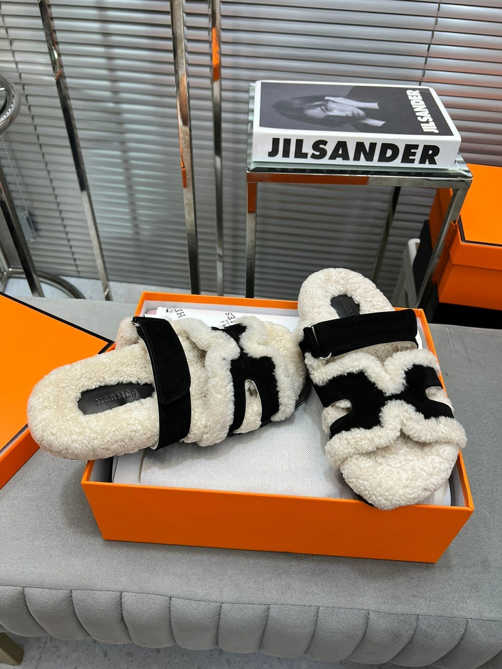 Hermes Chypre Slippers in Beige Lamb Wool and Black Suede