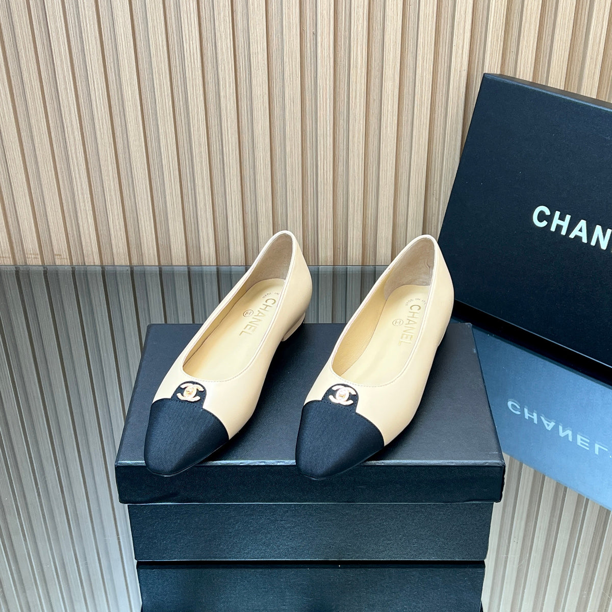 Chanel 25S Ballet Flats Logo in Beige Calfskin and Black Canvas Gold Hardwre