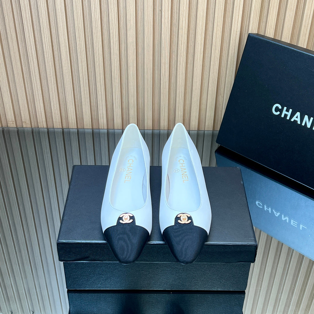 Chanel 25S Ballet Flats Logo in White Calfskin and Black Canvas Gold Hardwre