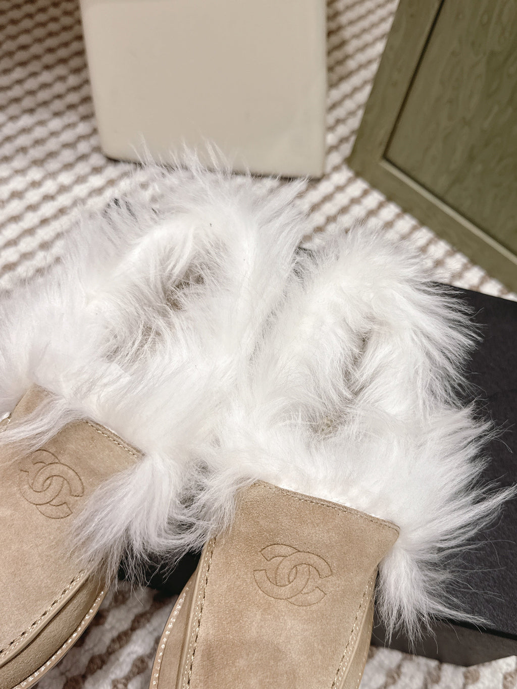 Chanel 25S Loafers Moccasin in Beige Suede with White Mink Fur Lining