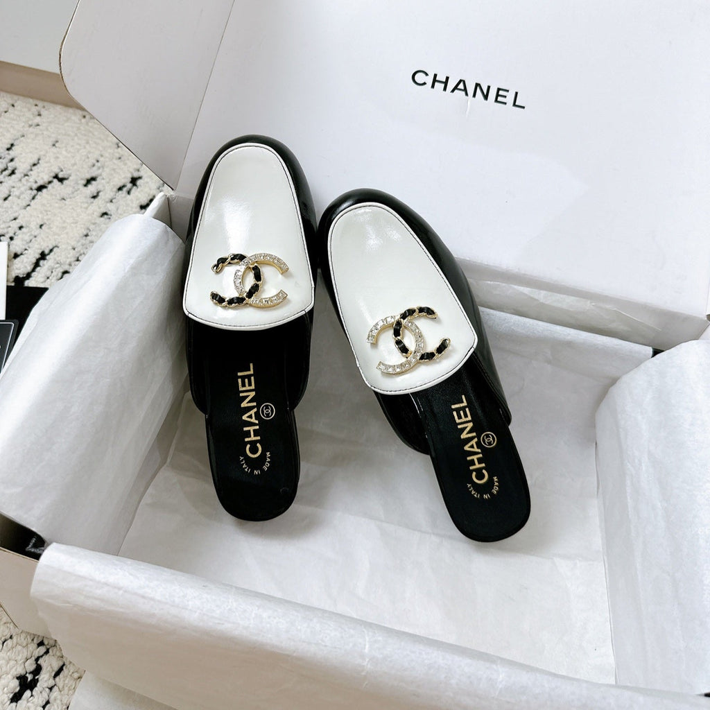 Chanel Flat Mule in White and Black Calfskin Hardware with Rock Mix Chain