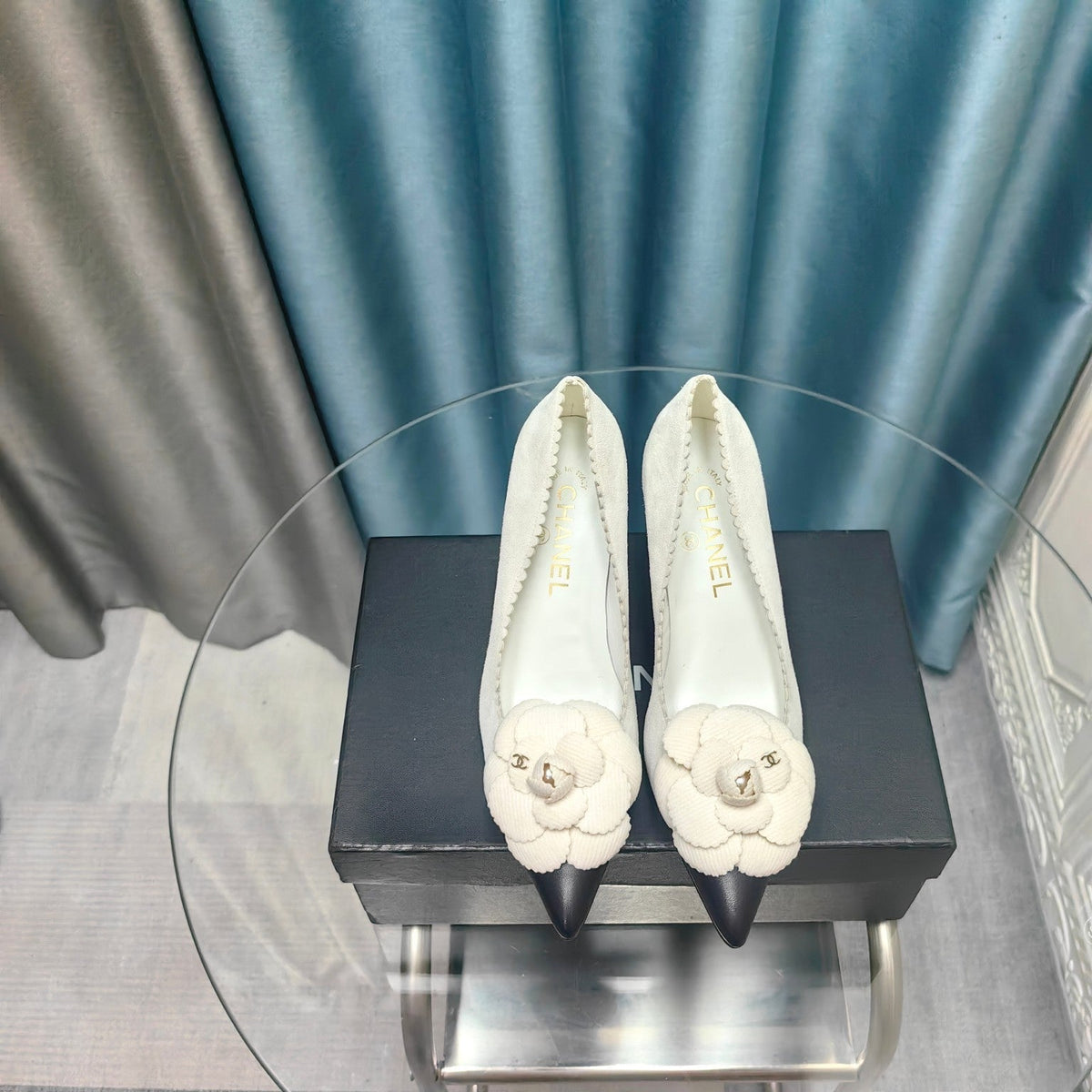 Chanel High Heels 80 mm in White Suede and Black Calfskin with Flower