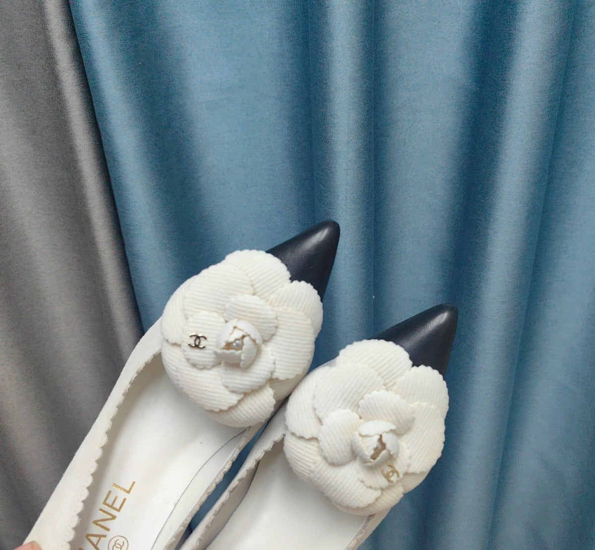 Chanel High Heels 80 mm in White Suede and Black Calfskin with Flower