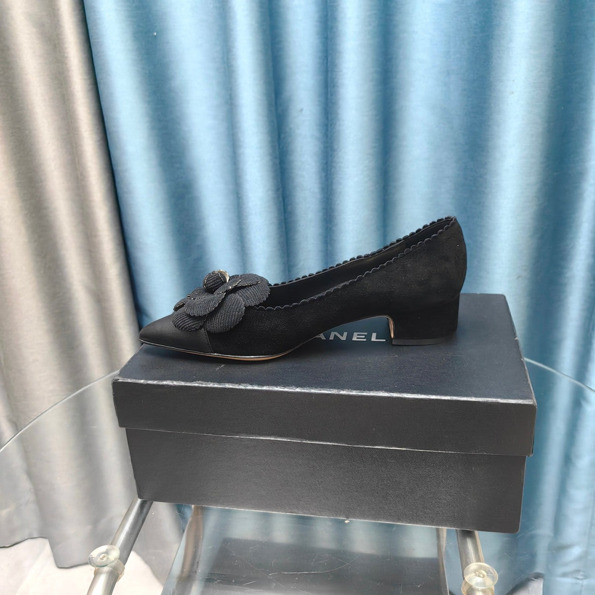 Chanel Medium Heels in Black Suede and Calfskin with Flower