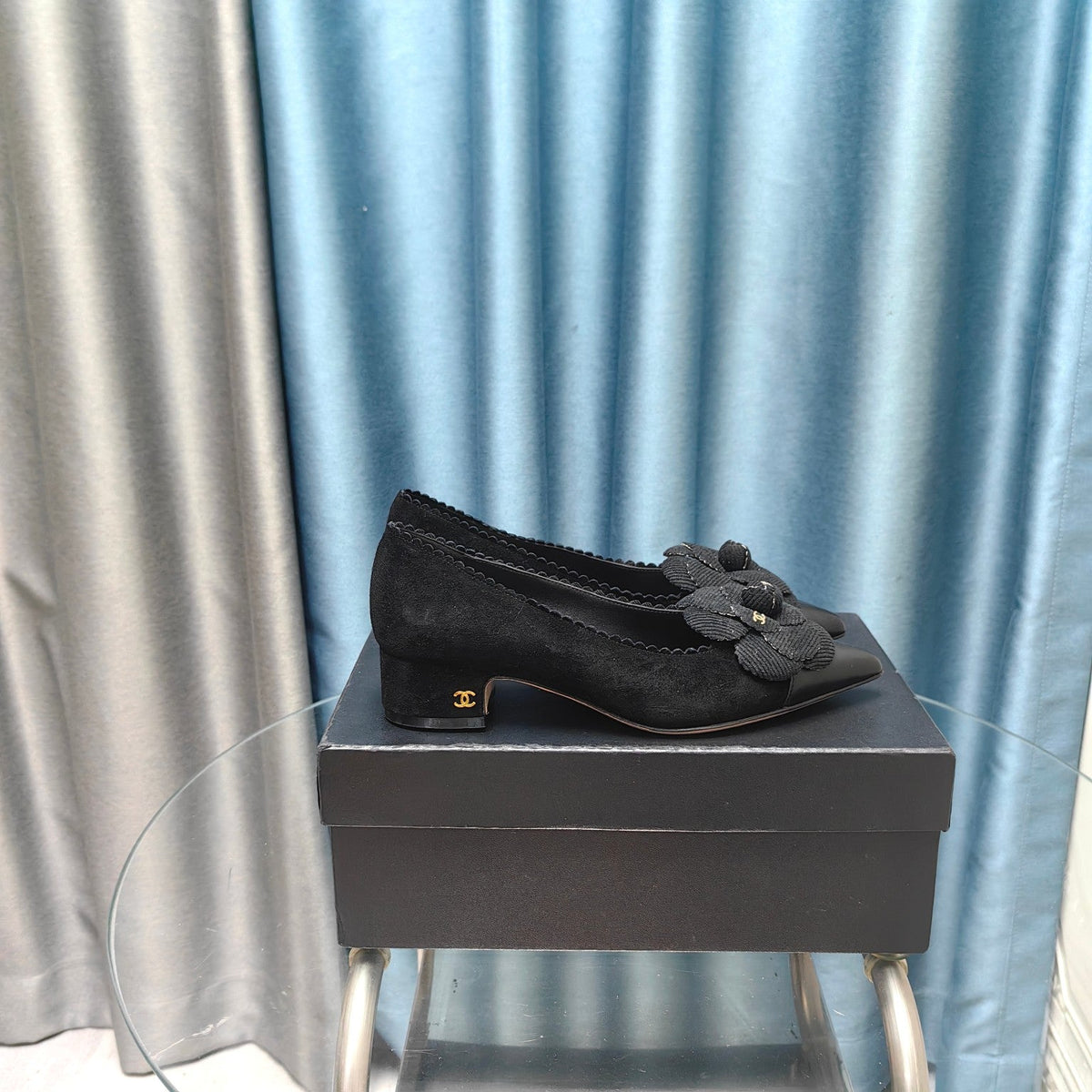 Chanel Medium Heels in Black Suede and Calfskin with Flower