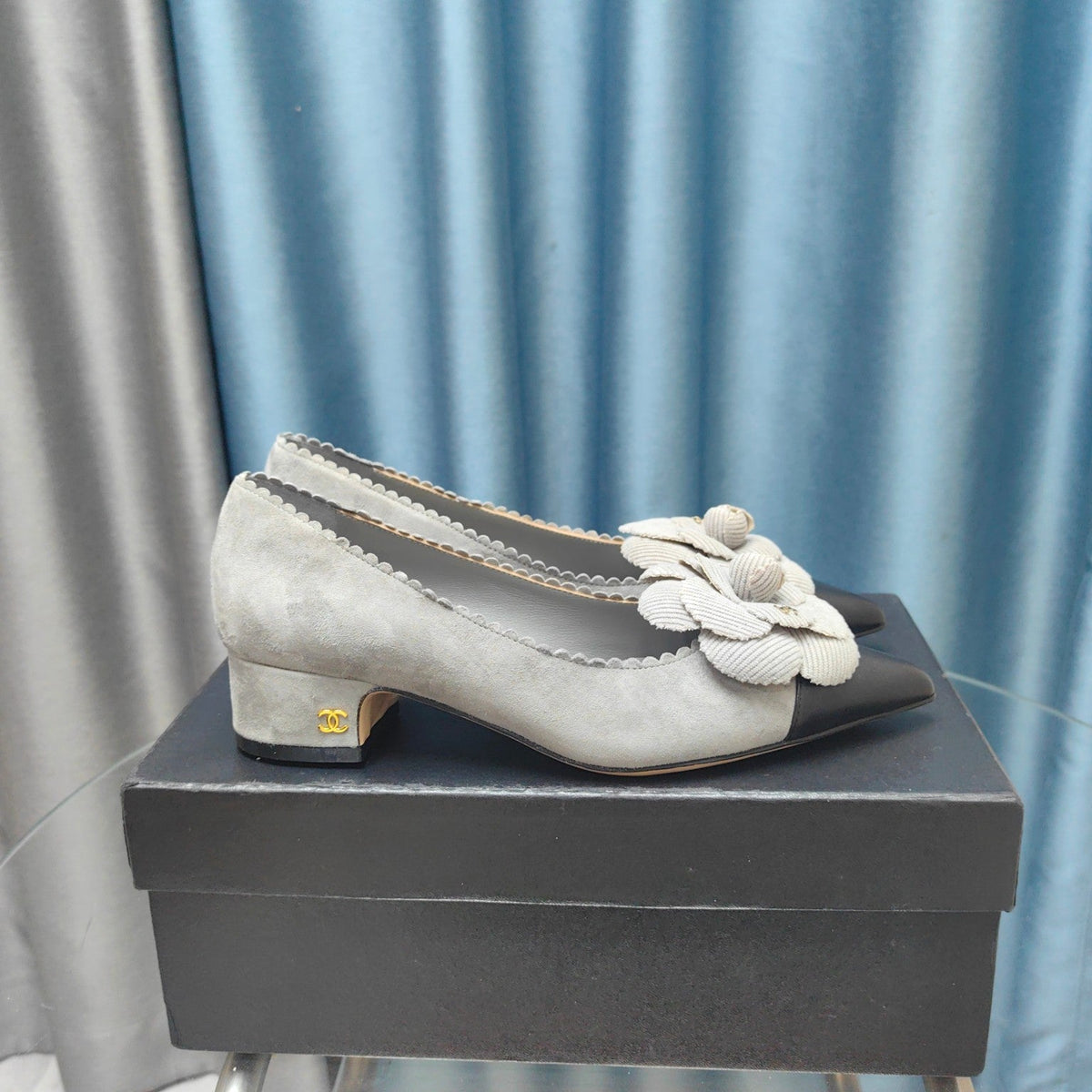Chanel Medium Heels in Spanish Gray Suede and Black Calfskin with Flower