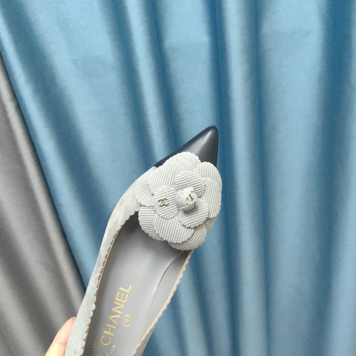 Chanel Medium Heels in Spanish Gray Suede and Black Calfskin with Flower