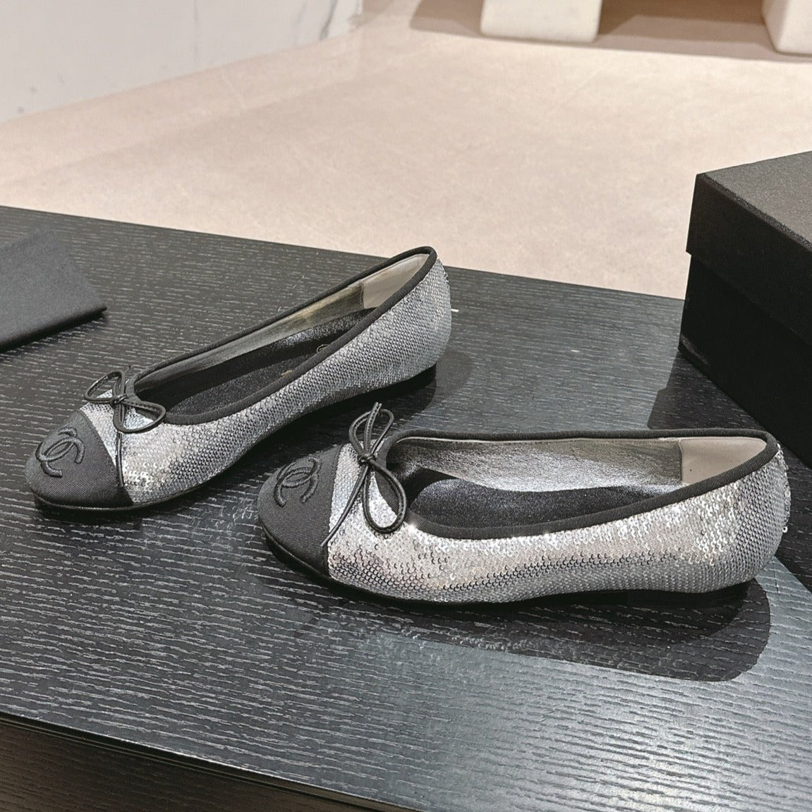 Chanel Ballet Flats in Silver Glittered Tulle and Black Satin