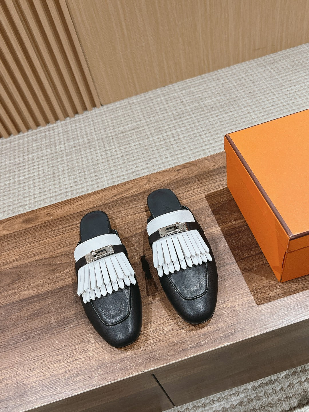 Hermes 0Z Mule Fringed Black/White