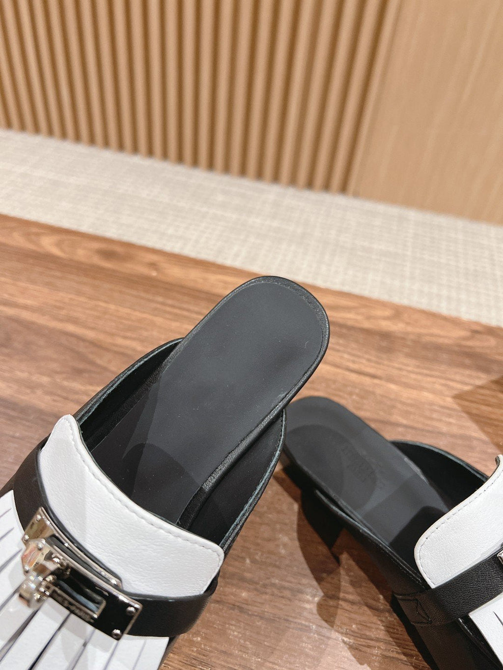 Hermes 0Z Mule Fringed Black/White